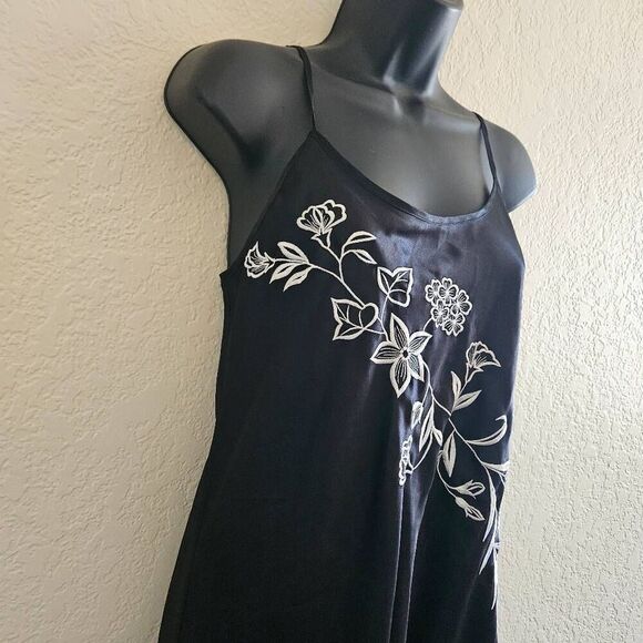 Vintage Judith Hart Embroidered Slip - Picture 3 of 8